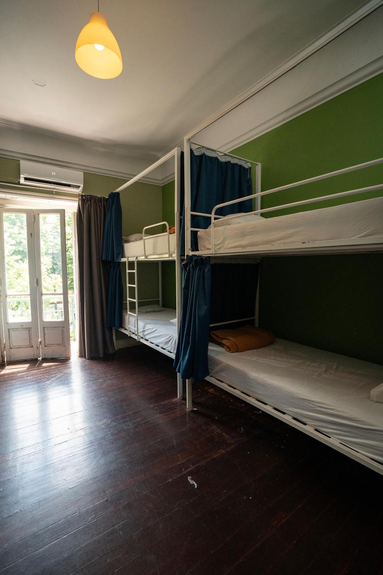 Cama num Dormitório Misto com 8 Camas